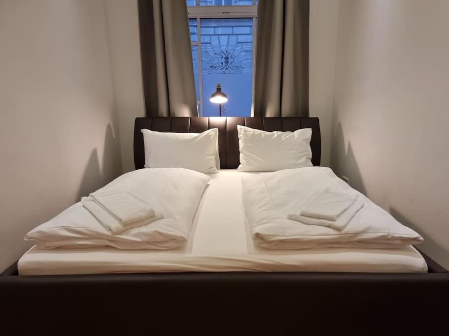 Sissi Royal Suite - Inner City 4 Bedroom Apartment Виена Екстериор снимка