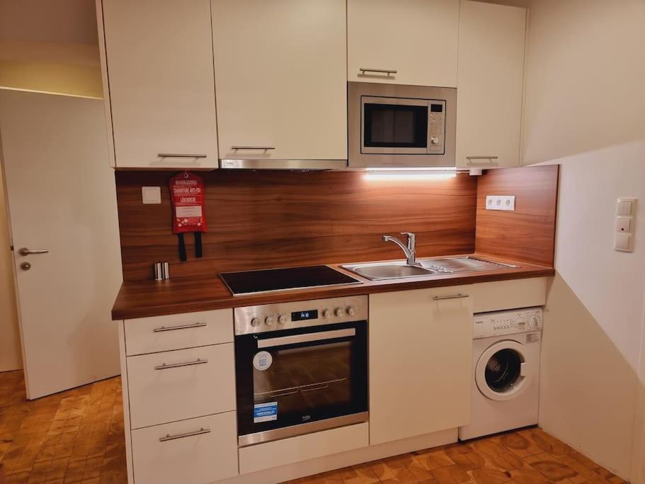Sissi Royal Suite - Inner City 4 Bedroom Apartment Виена Екстериор снимка