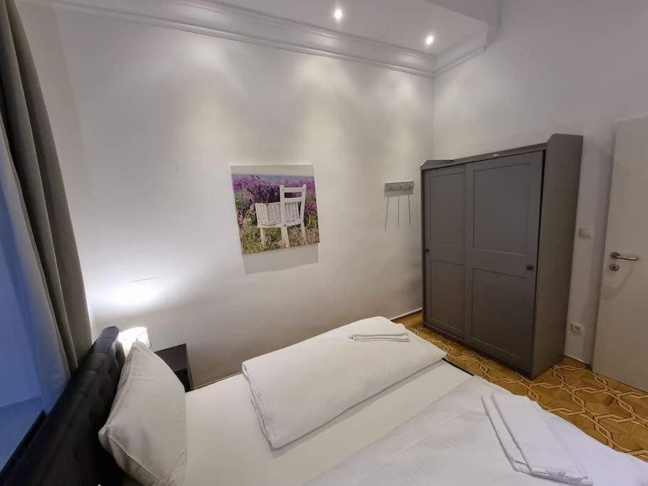 Sissi Royal Suite - Inner City 4 Bedroom Apartment Виена Екстериор снимка