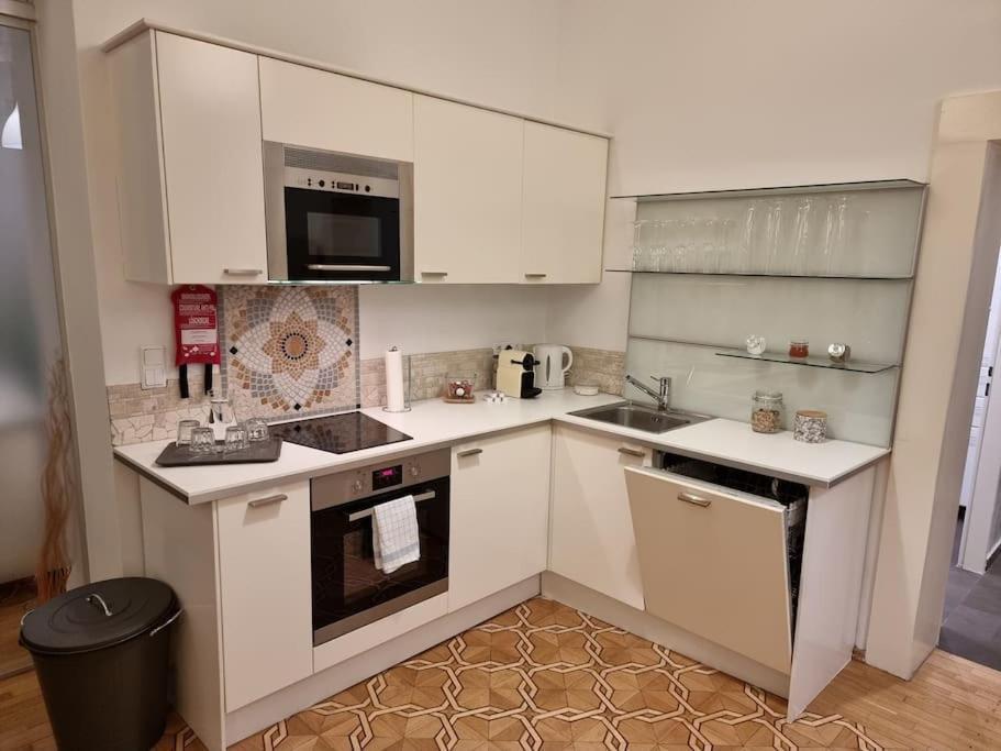 Sissi Royal Suite - Inner City 4 Bedroom Apartment Виена Екстериор снимка
