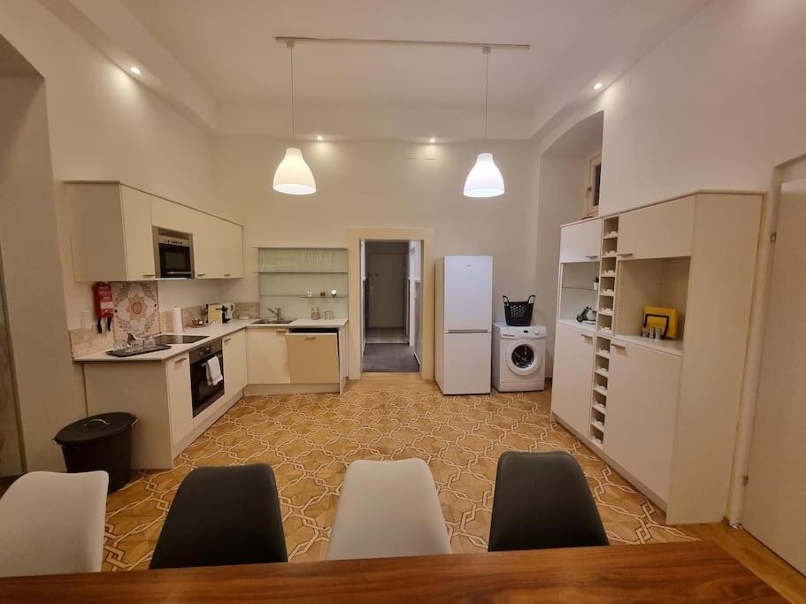 Sissi Royal Suite - Inner City 4 Bedroom Apartment Виена Екстериор снимка