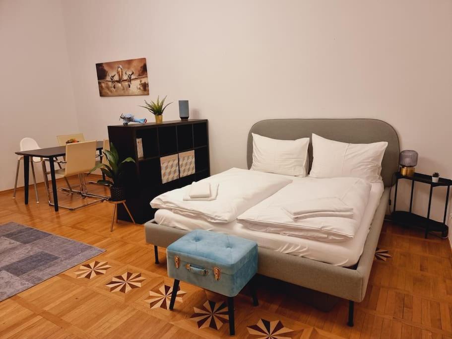 Sissi Royal Suite - Inner City 4 Bedroom Apartment Виена Екстериор снимка
